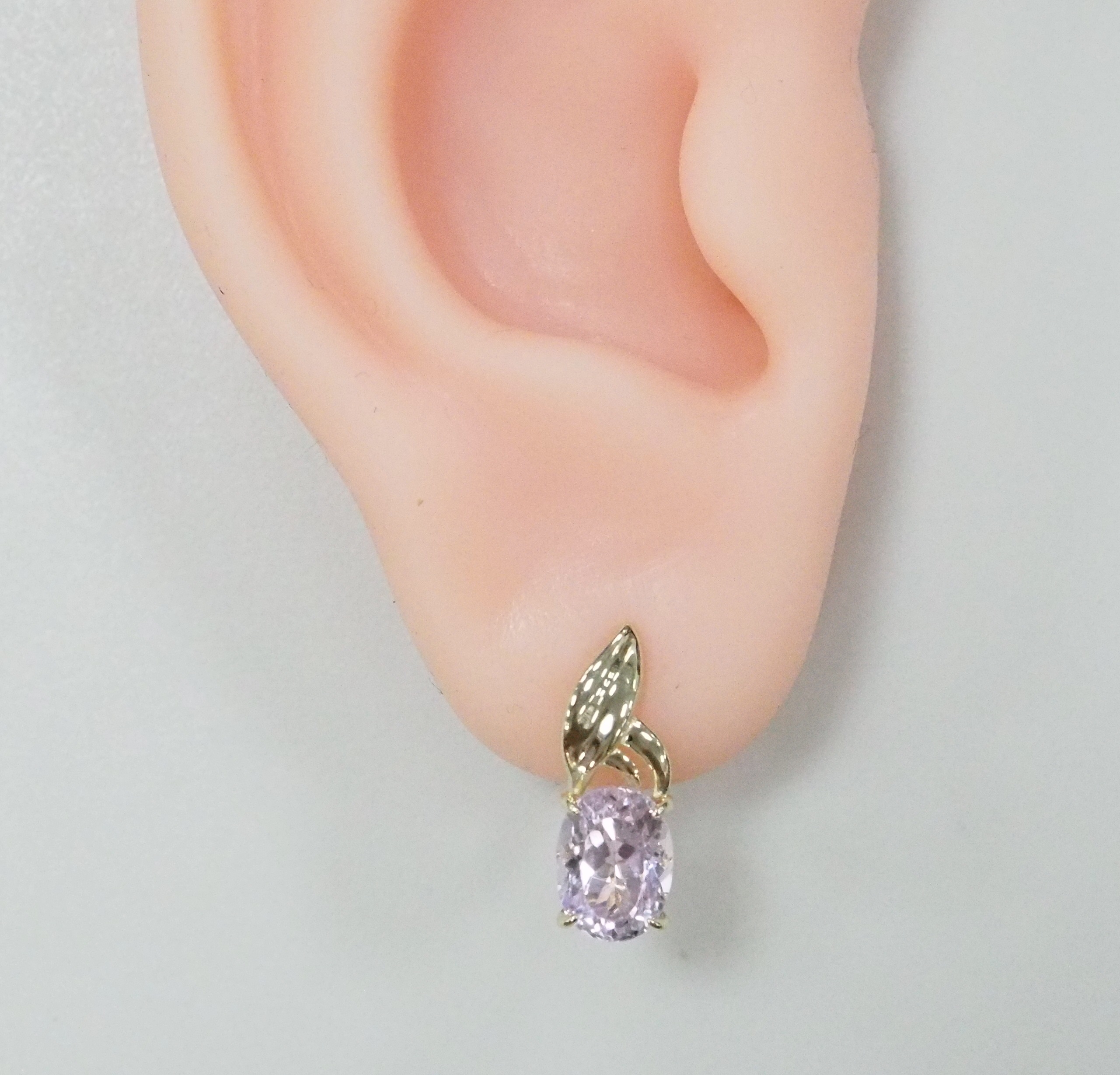 Серьги из желтого золота с кунцитами